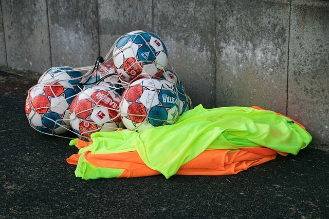 白衣下边是红衣，香港行期间一阿森纳球迷卧底在热刺球迷看台